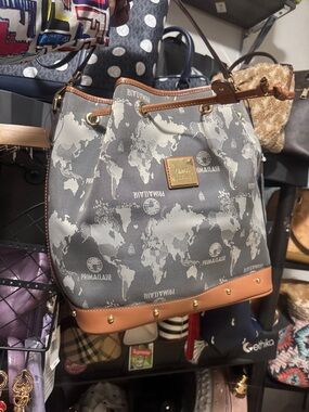 This Alviero Martini 1ᴬ Classe Geo bucket bag features the iconic world